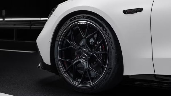 Новият AMG GT 4-Door Coupe обещава една от най-модерните спирачни системи, създавани някога. Тя залага на карбон-керамични дискове на предния мост и стоманени на задната ос. Тази конфигурация оптимизира теглото и осигурява спирачна сила точно там, където е необходима. Системата комбинира по интелигентен начин рекуперацията на енергия с класическите апарати, за да гарантира перфектно усещане на педала и безупречно спиране.
